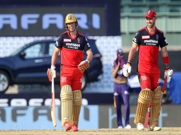 RCB's Glenn Maxwell and ABD in action against KKR (Photo/ IPL Twitter)