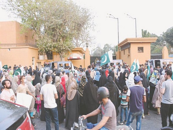 Family members of shias hold protest outside Sindh Governor House on Wednesday (Photo/Twitter)