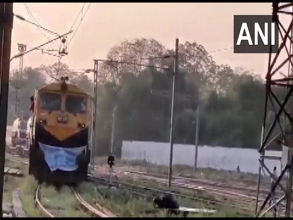 Second Oxygen Express reached Lucknow from Bokaro on Saturday. [Photo/ANI]