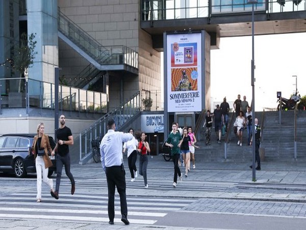 People running from the Copenhagen mall after shootout (Image Credit: Twitter)