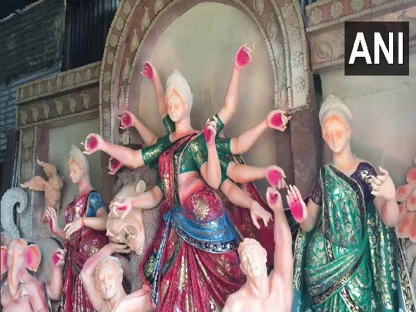 Tripura artist making durga idols before the puja (Photo/ANI)