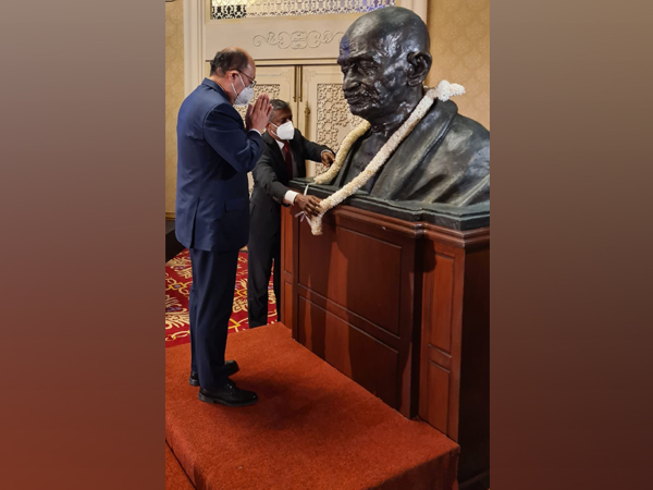 Foreign Secretary Harsh Vardhan Shringla paying homage to Mahatma Gandhi in Sri Lanka. (Photo Courtesy: Twitter/IndiainSL)