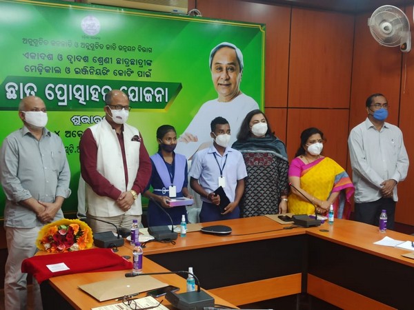 Member of Rajya Sabha Dr Amar Patnaik at the launch of Chatra Protsahan Yojana (Photo: Twitter/Dr Amar Patnaik)
