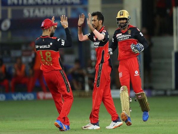 Chahal celebrates alongside Virat Kohli (Photo/ IPL Twitter)