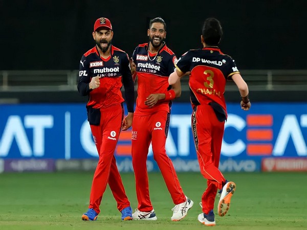 Virat Kohli with RCB players (Photo: Twitter/Virat Kohli)