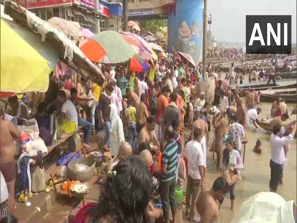 Devotees on the banks of Gnaga on the last day of Pitru Paksha (Photo/ANI)