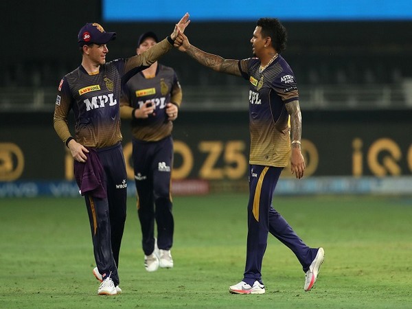 Eoin Morgan with KKR players (Image: IPL Twitter)