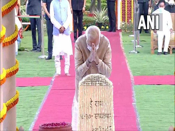 Prime Minister Narendra Modi paying tribute to Mahatma Gandha at Gandhi Smriti on Saturday(Photo/ANI)