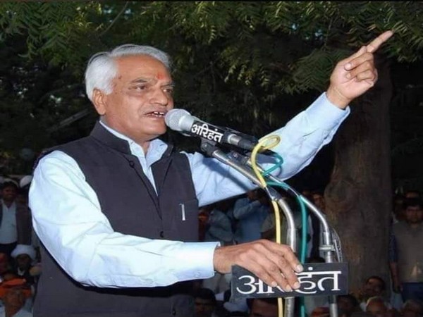 Senior Congress leader Mahipal Maderna (Photo: Twitter/Govind Singh Dotasra)