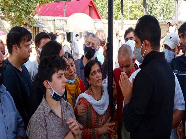 SMC mayor along with locals of J-K (Photo/Twitter)