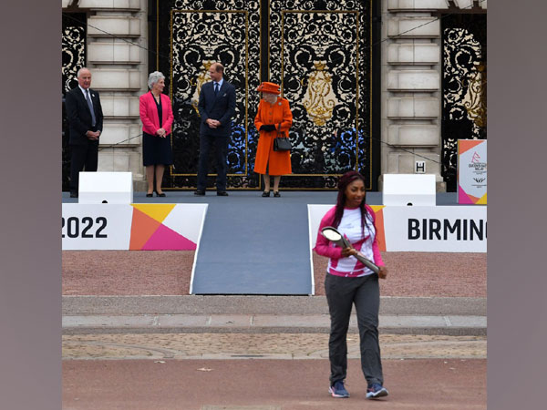 Kadeena Cox carrying baton (Photo: Twitter/Birmingham 2022)