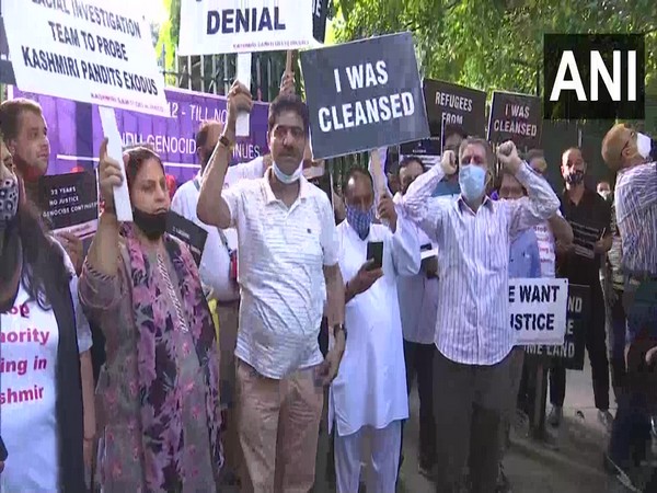 Kashmiri Pandit organizations stage protest at Jantar Mantar (Photo:Twitter/ANI)