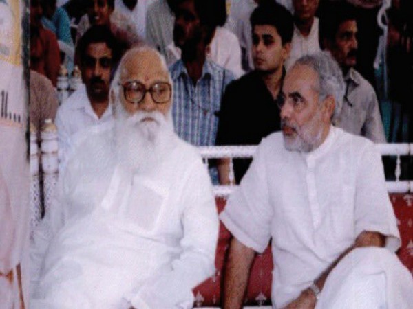 PM Modi with Nanaji Deshmukh (Photo/Twitter: PM Modi)