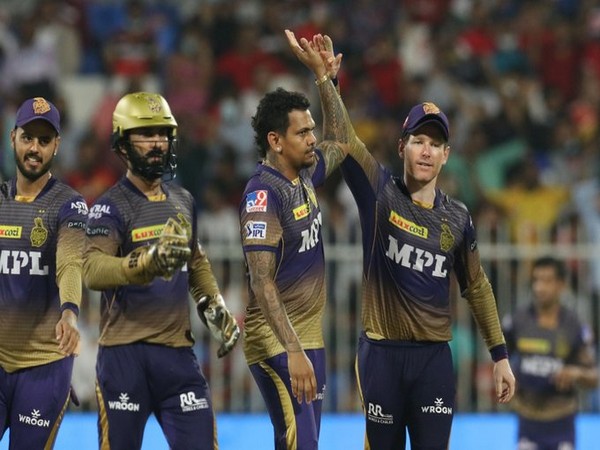 Morgan and Narine celebrate a wicket (Photo/ IPL Twitter)