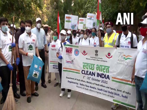 Union Minister Anurag Thakur carries out cleanliness drive in the area around Humayun's Tomb in Delhi.  (Photo/ANI)
