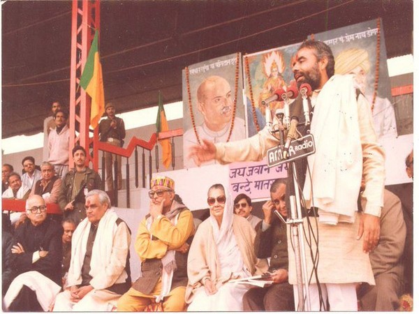 Image shared by PM Modi of Rajmata Vijaya Raje Scindia at a public address (Photo courtesy: Twitter/PM Modi)