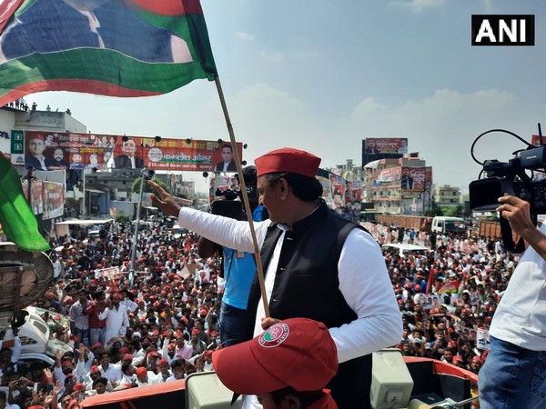 Akhilesh Yadav in Kanpur during Samajwadi Viajy Yatra (Phoro/ANI)