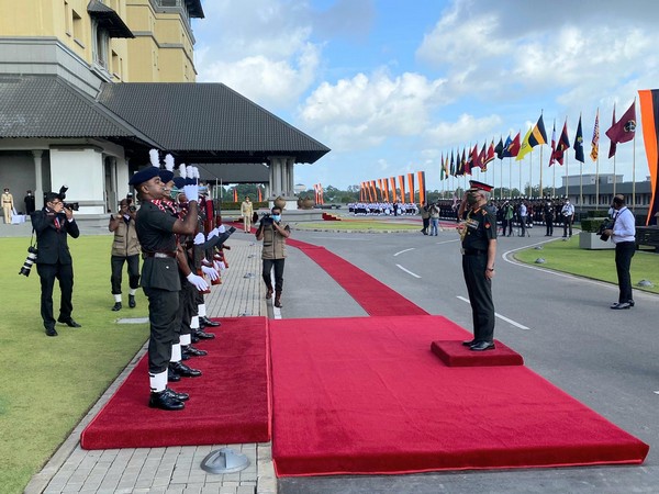 Indian Army Chief General MM Naravane at Sri Lankan Army Headquarters in Colombo. (Photo Courtesy: Twitter/ adgpi)