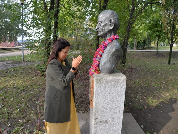 Meenakashi Lekhi pays tribute to Mahatma Gandhi in Serbia