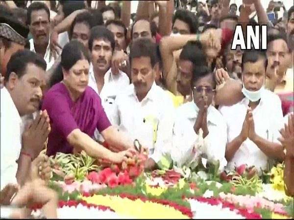 VK Sasikala pays floral tribute to former CM Jayalalithaa at her memorial on Sarturday. (Photo/ANI)