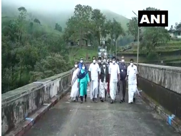 Kerala Water Resources Minister Roshy Augustine visiting Mullaperiyar Damn on Thursday. (Photo/ANI)