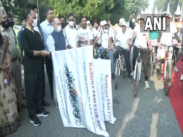 Delhi LG Anil Baijal flagging off the rally in Delhi on Friday. (Photo/ANI)