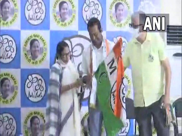 Leander Paes joined the TMC in Panaji in the presence of Mamata Banerjee on Friday. (Photo/ANI)