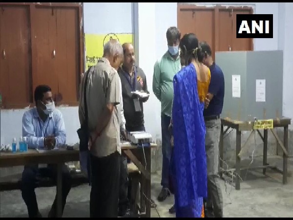 Voters present at polling station inWest Bengal (Photo/ANI) 