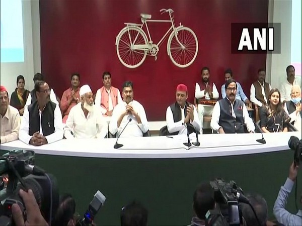Six suspended BSP MLAs, one BJP legislator joined SP in presence of party chief Akhilesh Yadav in Lucknow on Saturday. (Photo/ANI)