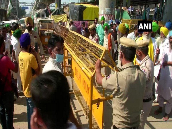 Delhi Police reopening carriageway. (Photo/ANI)