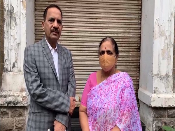 Mandakini Khadse with her lawyewr her lawyer Mohan Tekavade outside ED office in Mumbai (Photo/ANI)