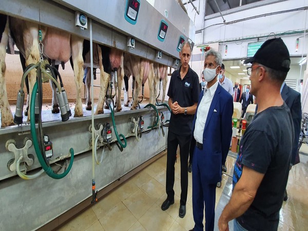 Jaishankar visited Kibbutz Be'erot Yitzhak (Photo Credit: Twitter)