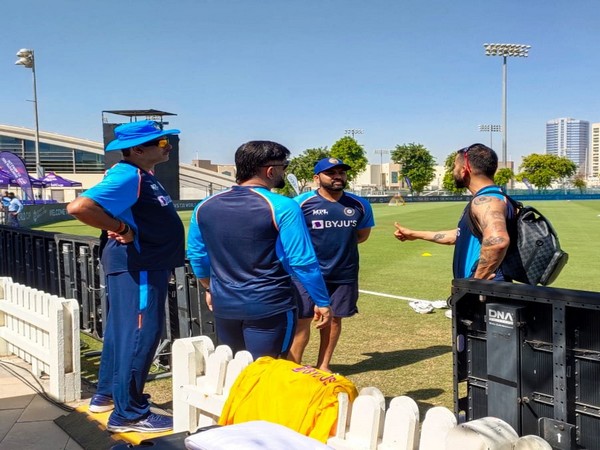 MS Dhoni with Ravi Shastri, Virat Kohli and Rohit Sharma (Photo: Twitter/BCCI)