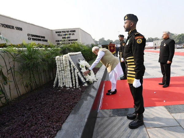 Prime Minister Narendra Modi pays homage to polce personnel (Pic Credit: Narendra Modi Twitter handle)