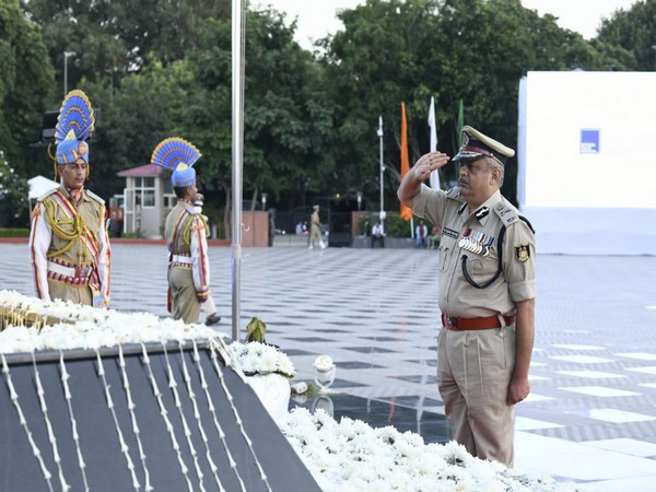 Zulfiquar Hasan, SDG, CRPF paying tributes to bravehearts (Photo/ANI)