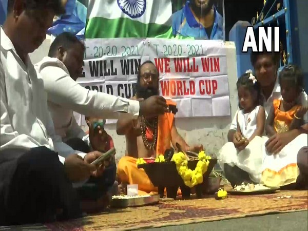 Fans perform 'havan' in Bengaluru ahead of India Pakistan match (Photo/ANI)