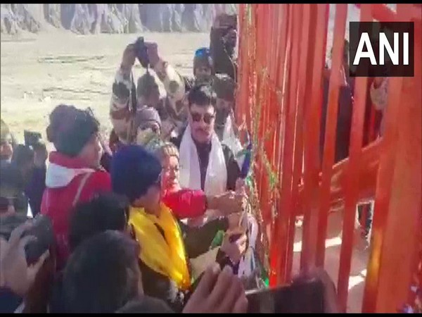The BJP MP inauguarting mobile tower in Ladakh (Phot/ANI)