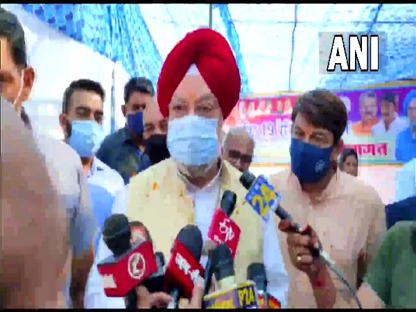 Petroleum Minister Hardeep Singh Puri ineterating with reporters in Delhi (Photo/ANI)