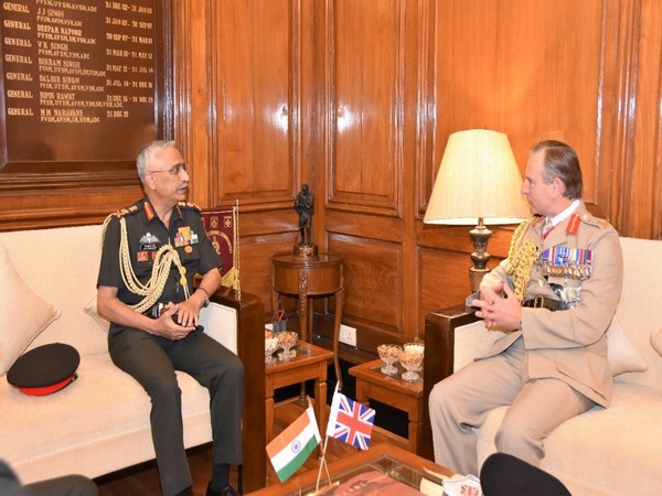 Indian Army Chief General MM Naravane (L) and General Sir Mark Carleton-Smith, Chief of the General Staff of the British Army (R) (Photo Courtesy: Twitter/adgpi)