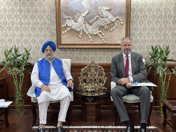 Union Minister Hardeep Singh Puri and Brazilian Ambassador to India Andre Aranha Correa do Lago (Photo:Twitter/Hardeep Singh Puri)