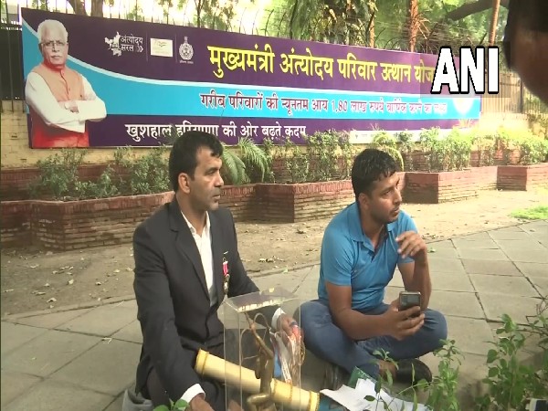 Padma Shri wrestler Virender Singh stages sit-in demonstration outside Haryana Bhawan in Delhi on Wednesday. [Photo/ANI]