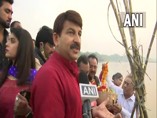 Manoj Tiwari at Yamuna Ghat during Chahth puja celebrations in Delhi on Wednesday. (Photo/ANI)