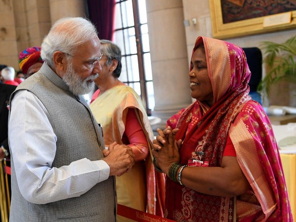 Prime Minister Narendra Modi with Dulari Devi (Photo/ANI)