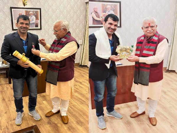 Virender Singh with the Chief Minister of Haryana Manohar Lal Khattar (Photo: Twitter/Virender Singh)