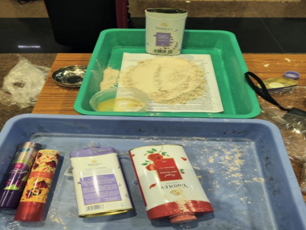 Gold powder mixed with talcum powder was seized (Photo/ANI)