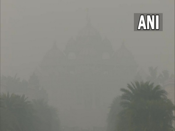 A blanket of smog engulfs the Akshardham temple in Delhi. [Photo/ANI]