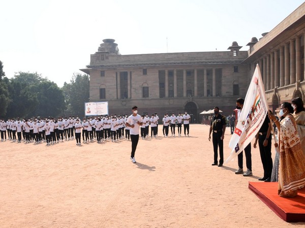 First lady Savita Kovind flagging off 'Run for Unity' from Rashtrapati Bhavan on Sunday.