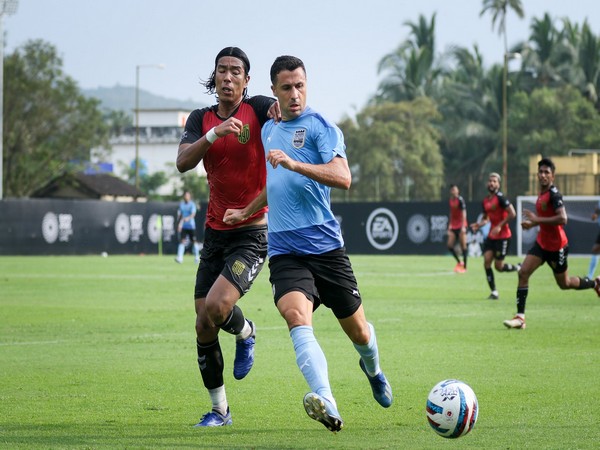 Mumbai City FC and Hyderabad FC players in action (Photo: Twitter/Mumbai City FC)