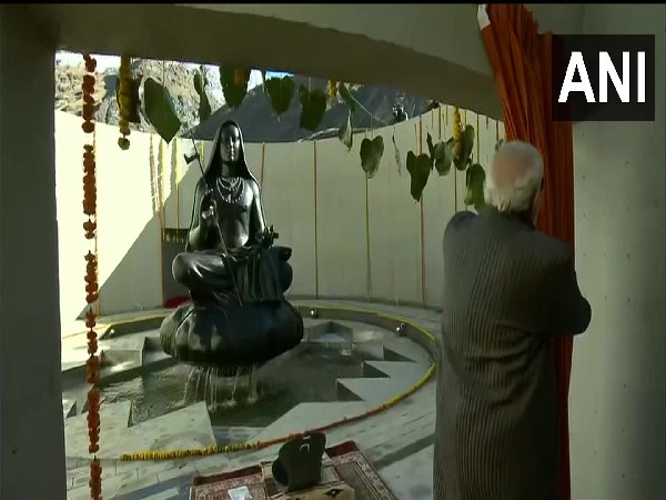  Prime Minister Narendra Modi unveils the statue of Adi Shankaracharya at the premises of the Kedarnath Temple in Rudraprayag district of Uttarakhand. (Photo/ANI)