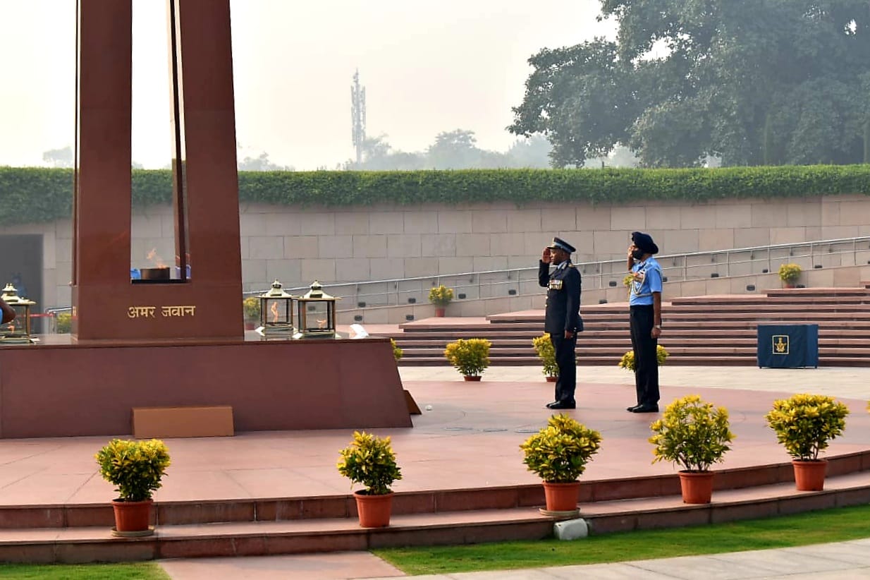 Chief of South African Air Force pays tribute at National War Memorial in New Delhi (Photo Credit: Twitter)